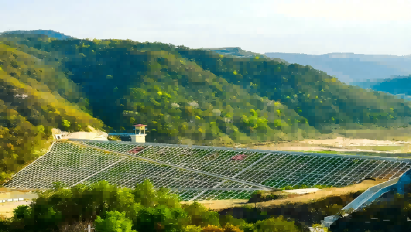 jimeng-2026-01-30-8497-对照片进行美化，提升整体亮度和对比度，让山体的草更绿，并抹去两根电线，使画面干净...(1)(1).png
