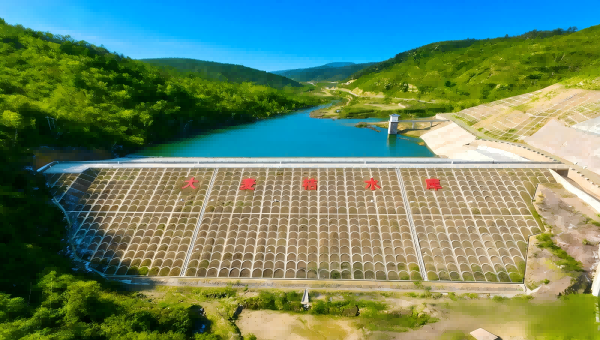 jimeng-2026-01-30-4792-将照片美化成夏季风光，让周围的山体长满茂盛的绿色植被，天空变得湛蓝，水面清澈，整...(1)(1).png