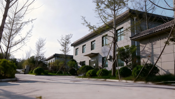jimeng-2026-01-30-2885-将拍摄角度调整为低角度仰视，从地面向上拍摄建筑，突出建筑的宏伟感和高度，保持建筑...(1).png
